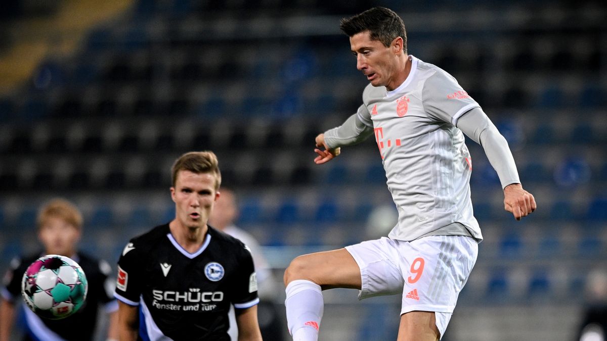 PAP/EPA / SASCHA STEINBACH  / Na zdjęciu: Robert Lewandowski 