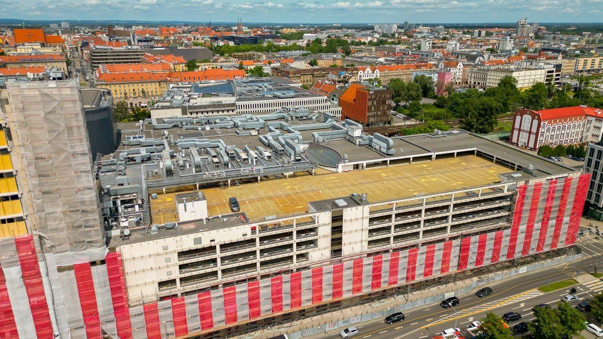 Rozbiórka Arkad Wrocławskich trwa w najlepsze