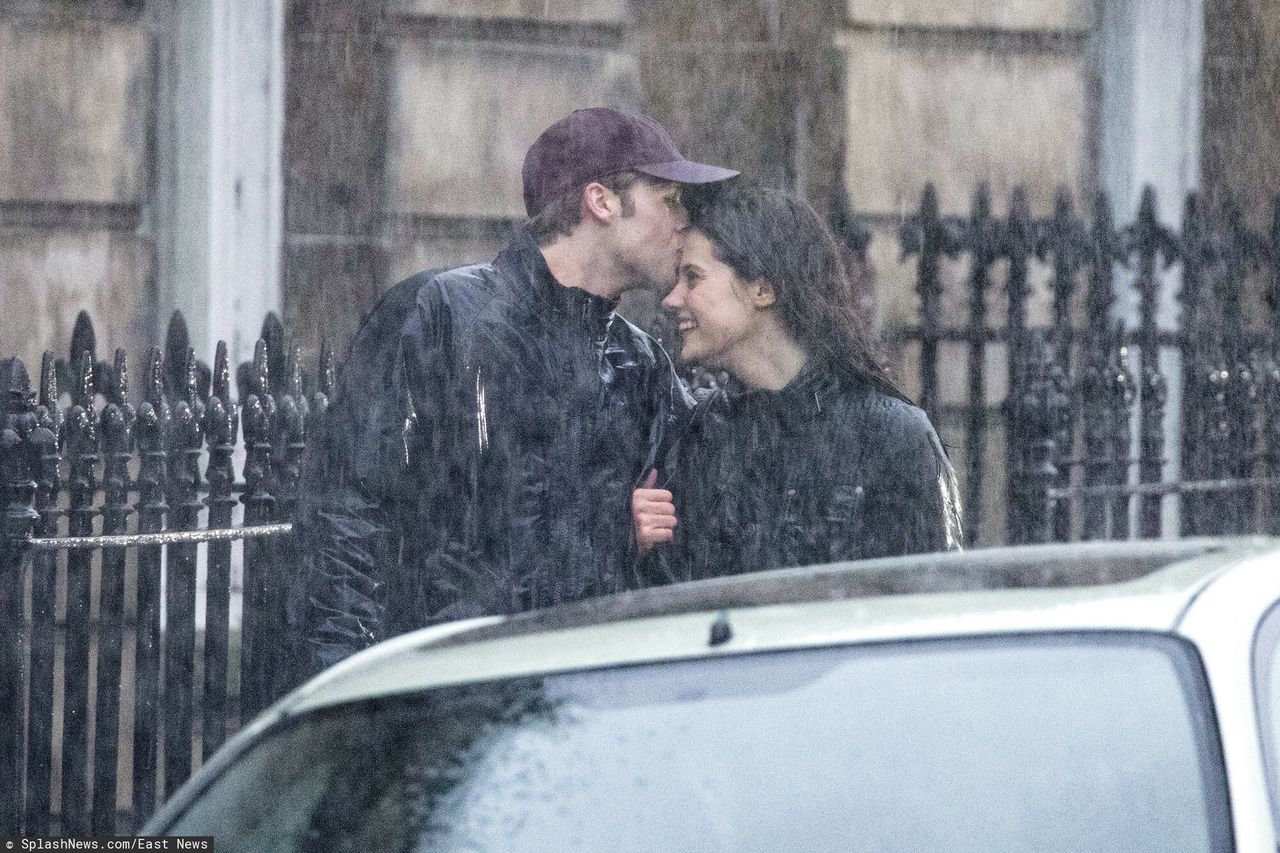Ed McVey (Prince William) i Meg Bellamy (Kate Middleton) podczas kręcenia "The Crown"
