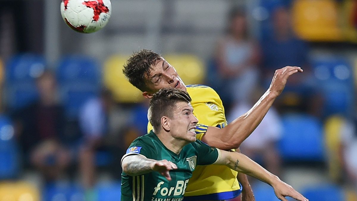 PAP / Jan Dzban / Kosecki walczy o piłkę ze Zbozieniem