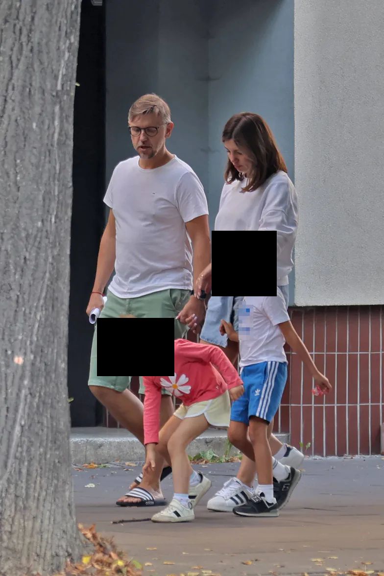 Karolina Gorczyca i Krzysztof Czeczot z dziećmi na mieście