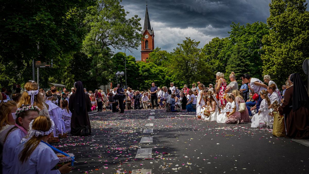 Procesja Bożego Ciała w czerwcowy dzień w Pile