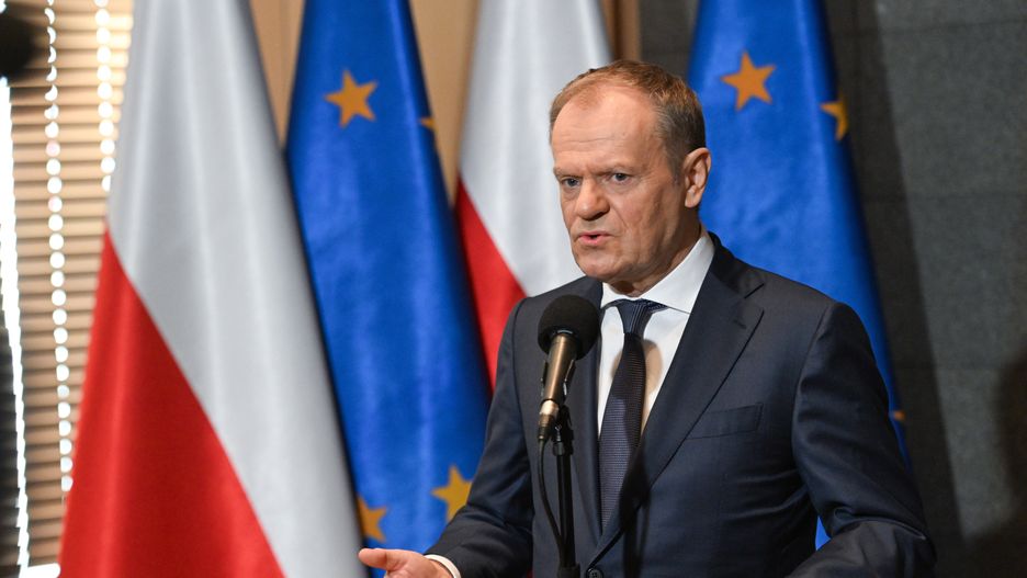Warszawa, 07.03.2024. Premier Donald Tusk podczas konferencji prasowej w 1 Bazie Lotnictwa Transportowego w Warszawie, 7 bm. Premier udaje się z wizytą do Rumunii. (ad) PAP/Radek Pietruszka