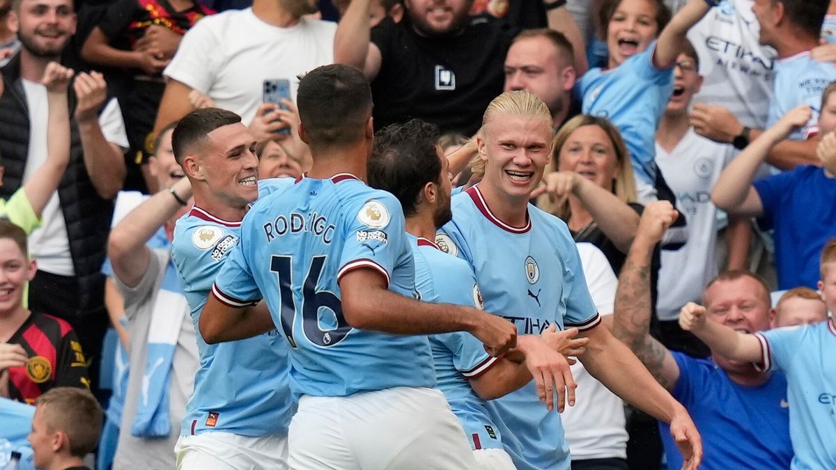 piłkarze Manchesteru City cieszą się z gola Erlinga Haalanda