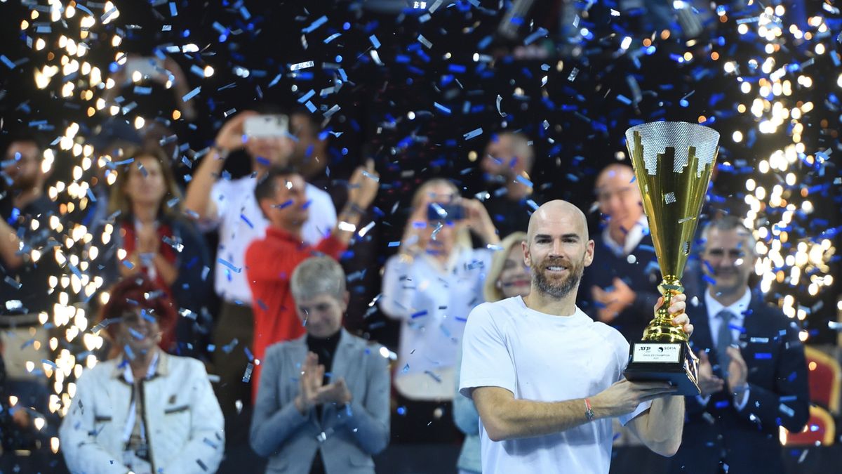PAP/EPA / Vasiil Donev / Na zdjęciu: Adrian Mannarino, mistrz Sofia Open 2023