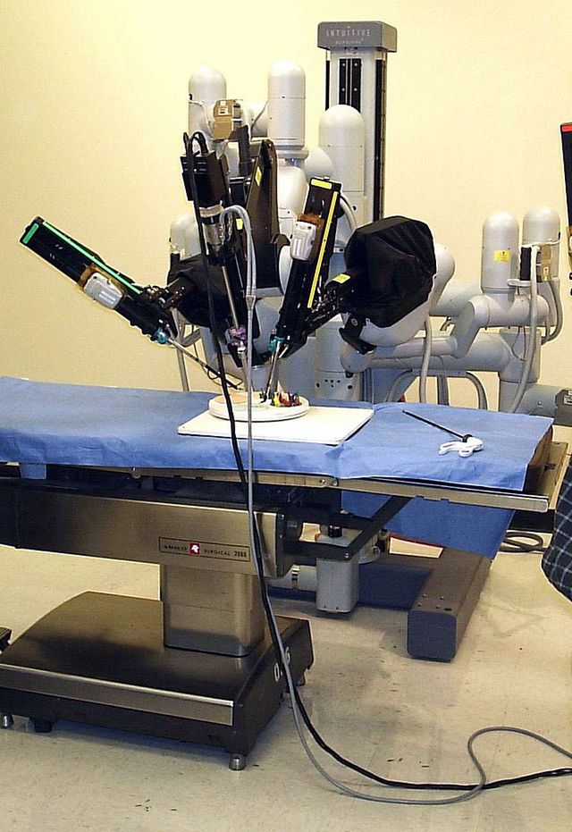 Robot, który przeprowadza operacje