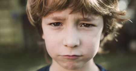 Objaw autyzmu widoczny na twarzy. Jest kluczowy w diagnozie