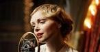 Izabella Miko ze strażakami z Chicago