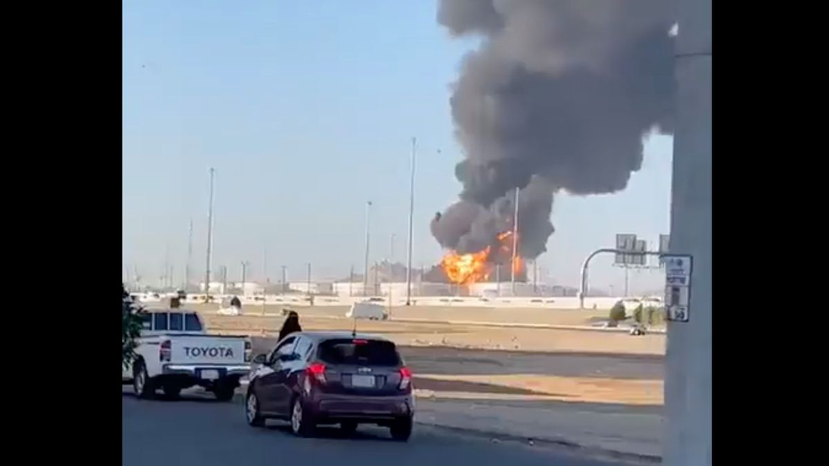 Zdjęcie okładkowe artykułu: Twitter /  / Na zdjęciu: pożar rafinerii Aramco