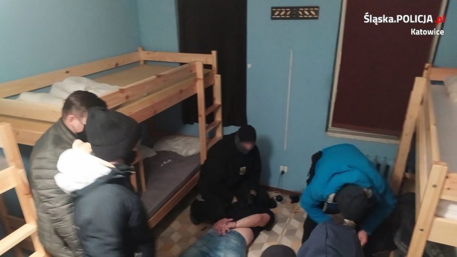 Policjanci z Katowic w jednym z hosteli zatrzymali trzech mężczyzn, którzy włamali się do 16 mieszkań.