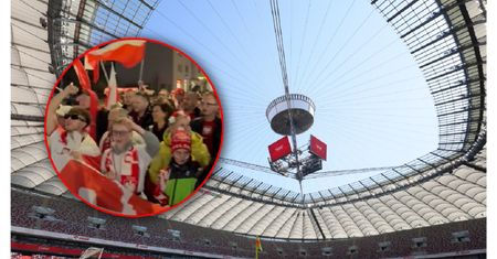Kibice idą na mecz. Przemarsz zorganizowanej grupy na Narodowy