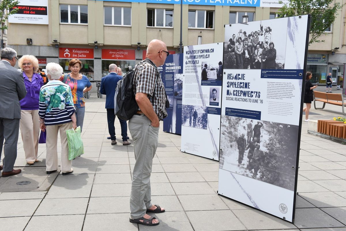Katowice. Na rynku na planszach przedstawiono historię rodzącej się opozycji w PRL.