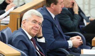 Młodym lekarzom radził pracować "dla idei". Tyle zarobił senator Karczewski