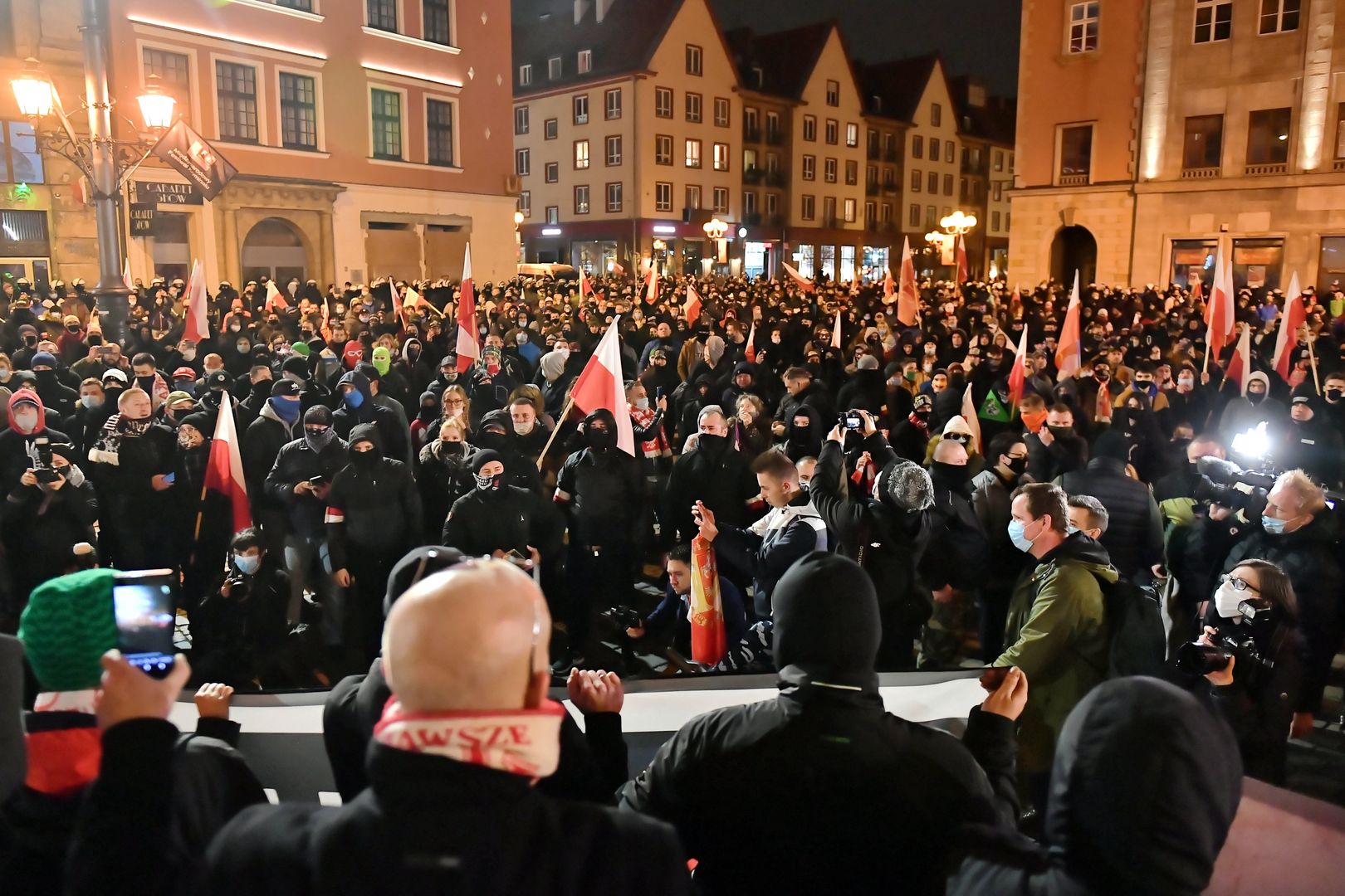 Marsz Niepodległości. Nóż, szabla, race na "spacerze". Zatrzymanym grożą kary aresztu i grzywny