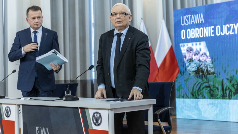 Jarosław Kaczyński i Mariusz Błaszczak przedstawiają ustawę o obronie ojczyzny, październik 2021