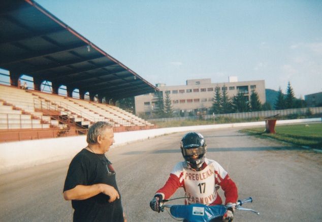 Na tym zdjęciu znajduje się tylko Jan Daniel i młodziutki Janek Halabrin, prawdopodobnie jest rok 2005. Trybuny po lewej... nie ma. Przynajmniej oficjalnie, choć od 10 lat korzystają z niej kibice. Legalnie będzie za kolejne kilkanaście lat..