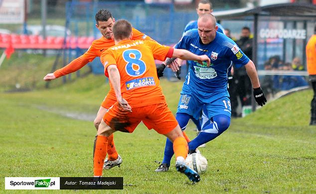 Wojciech Trochim i inni gracze Kolejarza ciężko pracowali na murawie, ale mogli się cieszyć tylko połowicznie