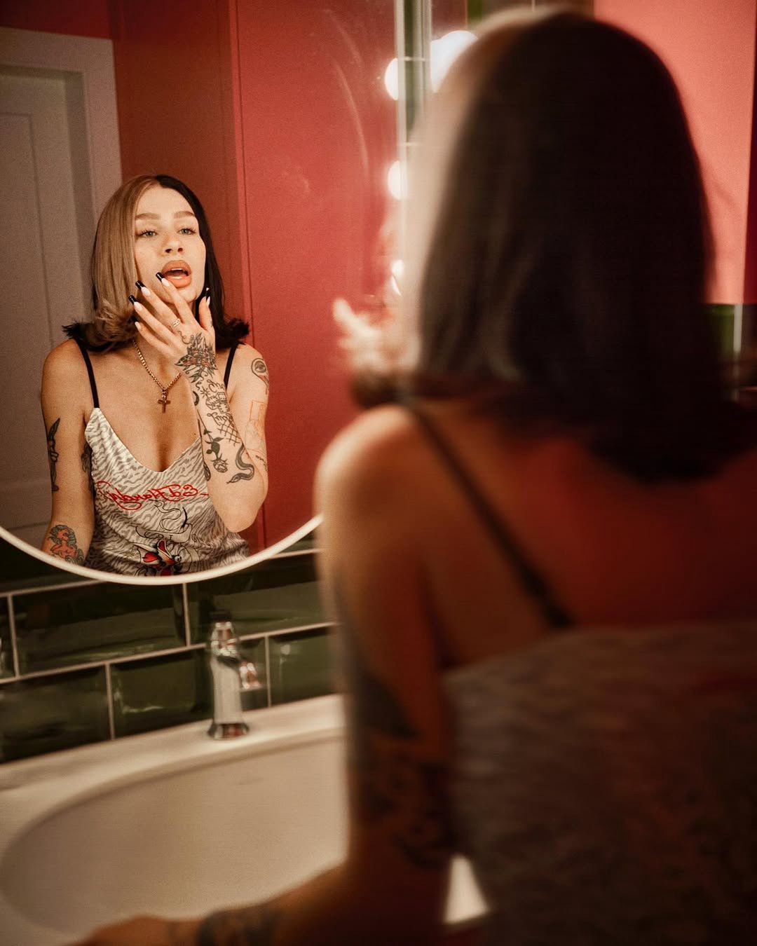 Dziarma ma w łazience duże lustro