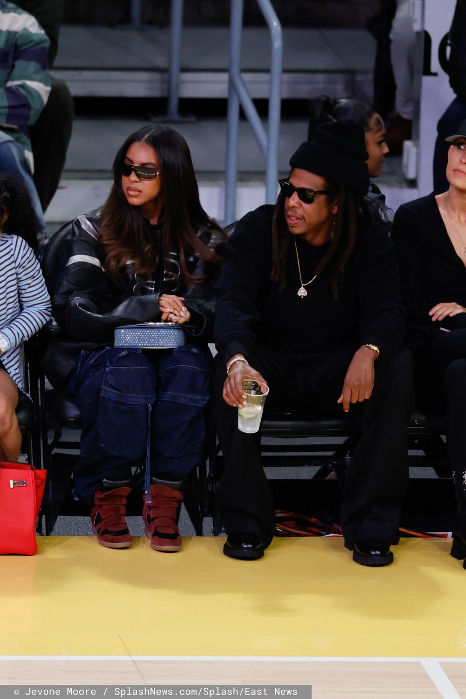 Jay-Z i Blue Ivy Carter na meczu NBA