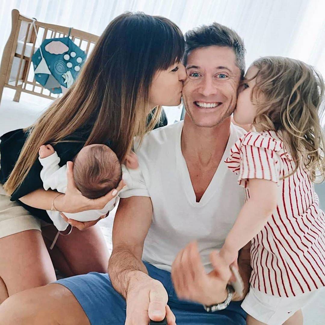 Anna Lewandowska i Robert Lewandowski z córkami