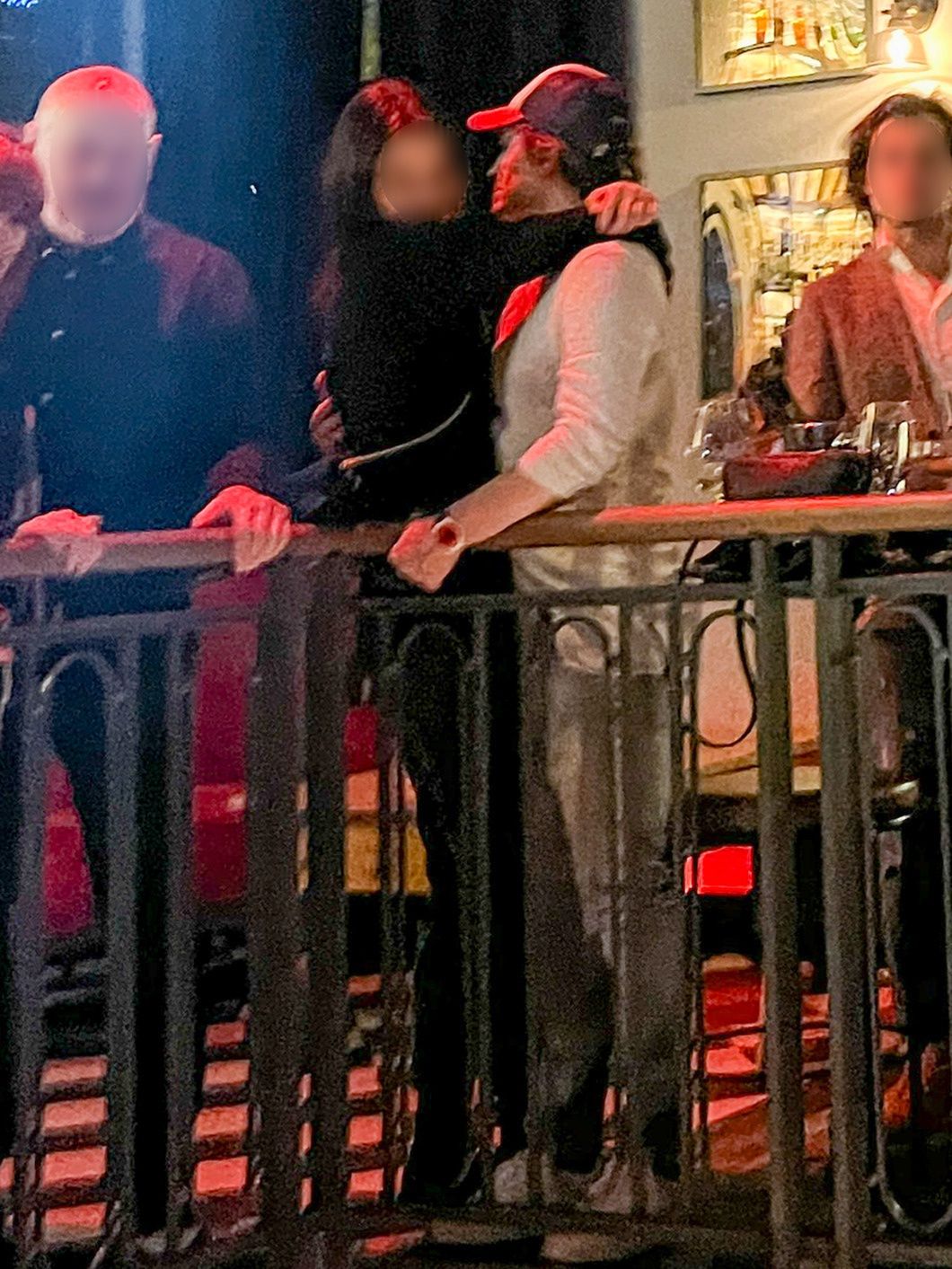 Rafał Zaorski imprezuje nocą z tajemniczą brunetką 