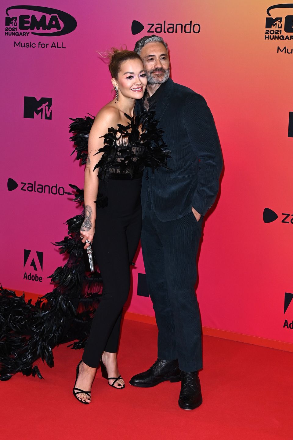 Rita Ora i Taika Waititi na MTV EMA 2021