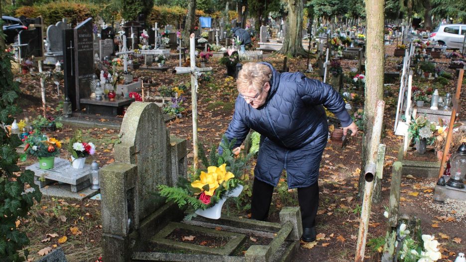 SENIORZY Z ZIELONEGO TARASU PRZEKAZUJĄ STROIKI NA BEZIMIENNE GROBY