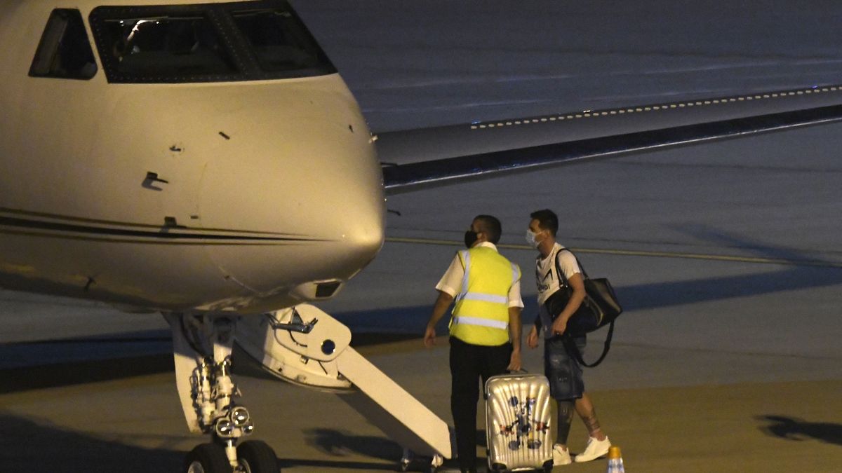 Lionel Messi wsiada do swojego samolotu