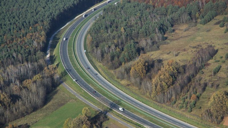 Ostre zakręty na drogach ekspresowych są miejscami wielu wypadków.
