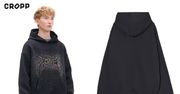 Bluzy z kapturem jako podstawa garderoby streetwearowej – jak je stylizować?