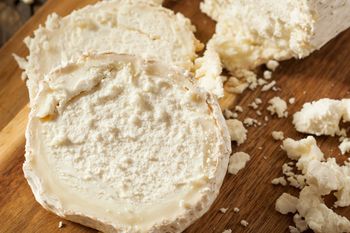 Seniorzy powinni jeść ten ser. Wzmacnia serce i kości, poprawia trawienie