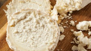 Seniorzy powinni jeść ten ser. Wzmacnia serce i kości, poprawia trawienie