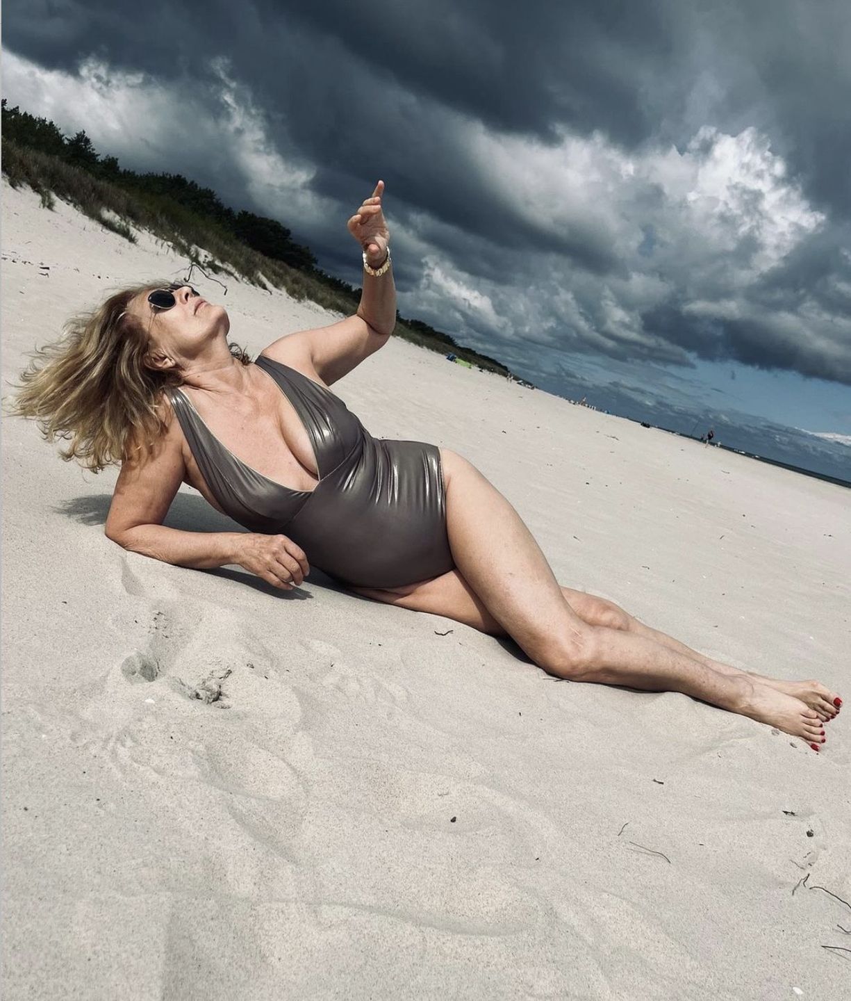 Wyzwolona Grażyna Szapołowska eksponuje walory na plaży w Juracie