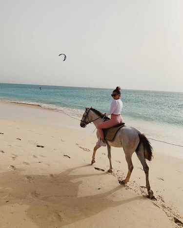 Julia Wieniawa jeździ konno na wakacjach