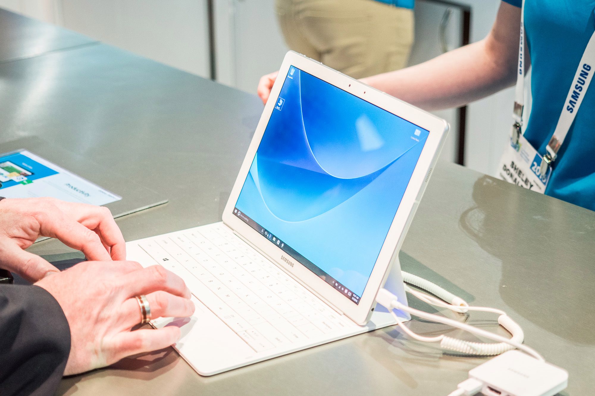 Galaxy TabPro S, Gear S2 classic w nowych wersjach i niespodzianka dla użytkowników iPhone'ów - nowości Samsunga z CES 2016 18