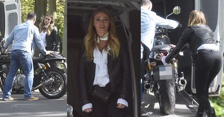 Zmartwiona Zawadzka pcha motocykl do mechanika