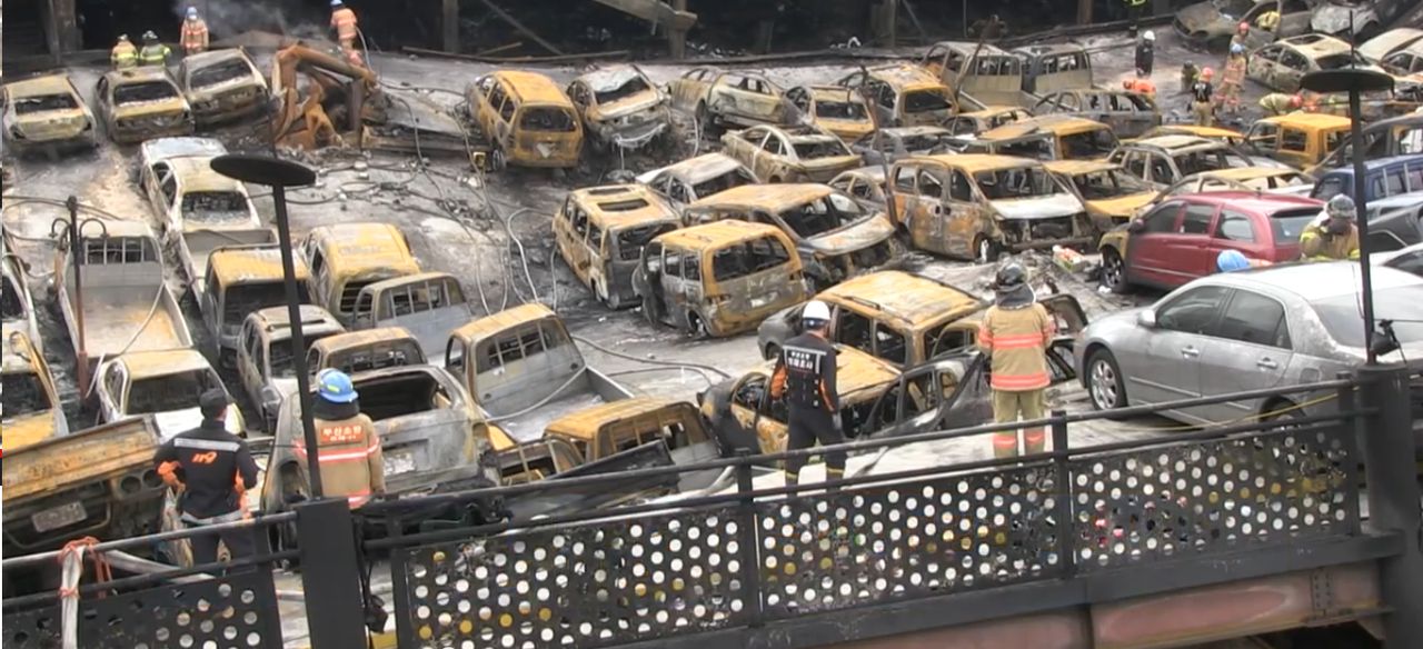 Pożar w koreańskim komisie pochłonął około 570 samochodów [WIDEO]
