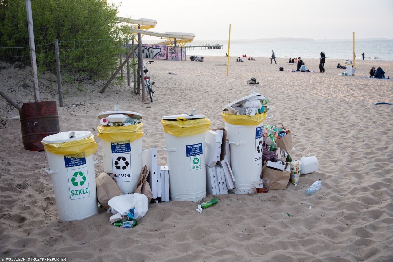 Zaśmiecone plaże. W Gdańsku zbieranych jest nawet 5 ton dziennie