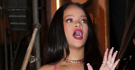 Zmysłowa Rihanna pręży odchudzone i wyćwiczone ciało w skąpej bieliźnie autorskiej marki. Piękna? (ZDJĘCIA)