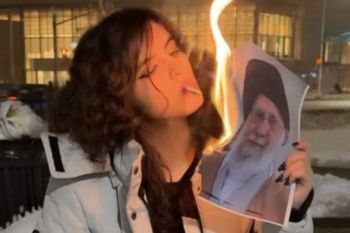 Jest symbolem protestów w Iranie. Co o niej wiemy? Przeanalizowali zdjęcie