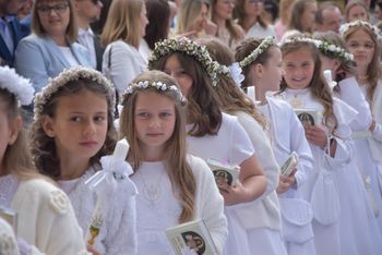Pierwsza Komunia św. 2025 w kościele na Piastowie. Do sakramentu przystąpiło w sumie około 150 małych głogowian