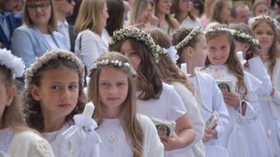 Pierwsza Komunia św. 2025 w kościele na Piastowie. Do sakramentu przystąpiło w sumie około 150 małych głogowian