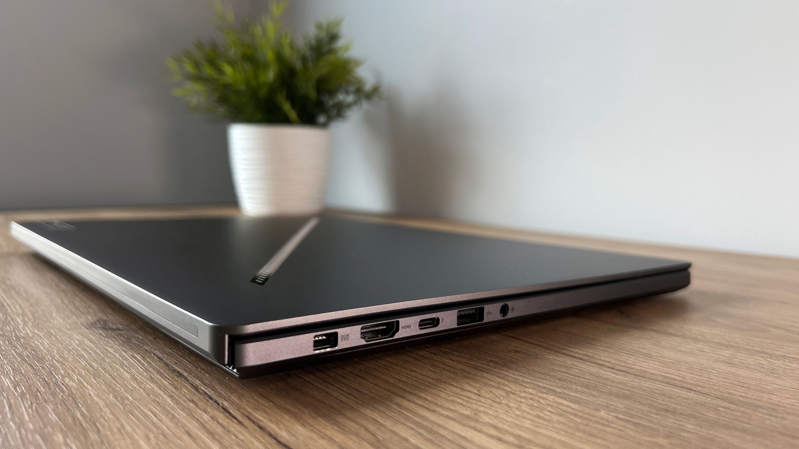 ROG Zephyrus G16 ma przy wlotach powietrza filtry przeciwkurzowe