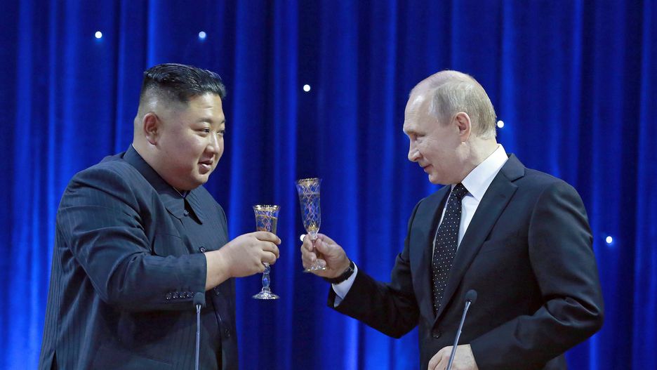 epa07528535 A photo released by the official North Korean Central News Agency (KCNA) shows North Korean leader Kim Jong-un (L) and Russian President Vladimir Putin (R) raising their glasses for a toast during a grand banquet after Russian - North Korean talks at the Far Eastern Federal University campus on the Russky Island in Vladivostok, Russia, 25 April 2019  EPA/KCNA   EDITORIAL USE ONLY 
Dostawca: PAP/EPA.
KCNA
