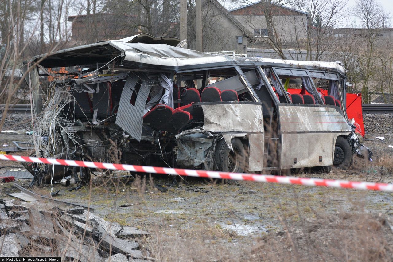 Tragedia w Warlubiu. Autobus szkolny zderzył się z pociągiem