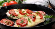 Pierś z kurczaka zapiekana z mozzarellą i pomidorami. Szybki obiad we włoskim stylu