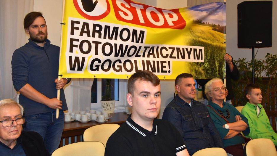 Pierwszy baner, który zawisł w świetlicy wiejskiej w Gogolinie zrobiono naprędce z obrusa. Ten, z którym protestujący przyjechali do ratusza w Koronowie był bardziej profesjonalny