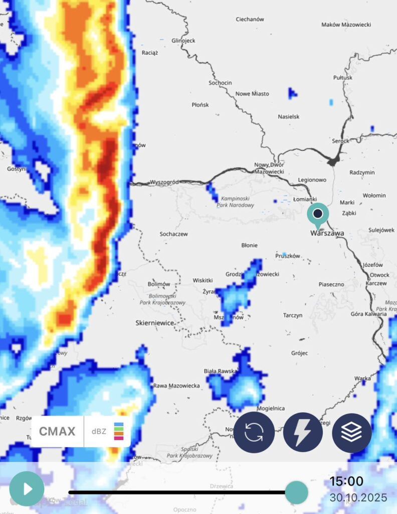 Mapa pogodowa z prognozą opadów dla regionu, z intensywnymi chmurami na zachodzie i mniejszymi wschodnimi.