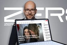 Patryk Słowik i laptop ze stroną główną Zero.pl