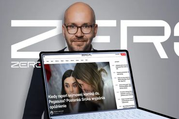 Patryk Słowik i laptop ze stroną główną Zero.pl